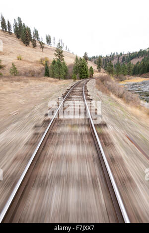 Vista dal retro di un treno in movimento, Grande Ronde River Canyon, Oregon. Foto Stock