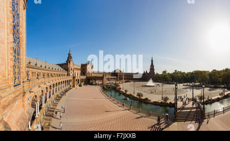 Siviglia, provincia di Siviglia, in Andalusia Spagna meridionale. Plaza de España. Il plaza è stato costruito per il 1929 Expositi Ibero-americana Foto Stock