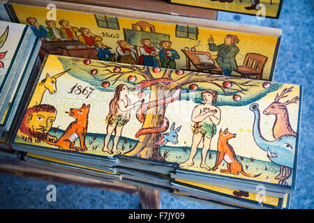 Beehive pannelli, Slovenia. Copie di originali sono un elemento di souvenir con i visitatori. Originariamente, i pannelli decorati alveari. Foto Stock