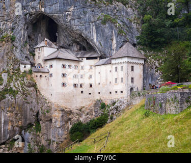 Predjama, Carniola interna, Slovenia. Il Castello di Predjama, costruito nell'apertura di una grotta. Foto Stock