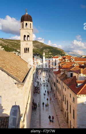 Dubrovnik Old Town Street - vista dalle mura della città, Dalmazia, Croazia Foto Stock