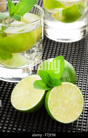 Cocktail Mojito e ingredienti su nero il tappetino in gomma Foto Stock