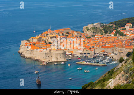 Dubrovnik, Dubrovnik-Neretva County, Croazia. Vista complessiva della città vecchia e del porto. Foto Stock