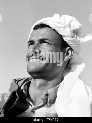 Un ritratto di un nomade del deserto. Vicino a Chott el Jerid, deserto del Sahara. Tunisia meridionale. Il Nord Africa. Foto Stock