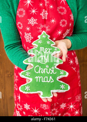 Azienda Goodwife fatta in casa albero di natale-simili gingerbread cookie con glassa verde e Buon Natale la scrittura Foto Stock