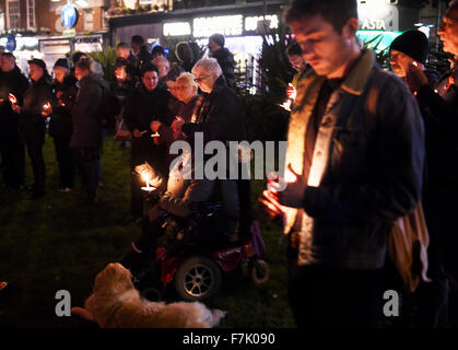 Brighton, Regno Unito. Il 1 dicembre del 2015. Centinaia di persone in giro per la Giornata Mondiale dell Aids veglia tenutasi nel New Steine Brighton dall'Aids Memorial stasera . I nomi di coloro che sono morti a causa di virus sono state lette prima di tutti è stato invitato alla luce di una candela in loro memoria Credito: Simon Dack/Alamy Live News Foto Stock