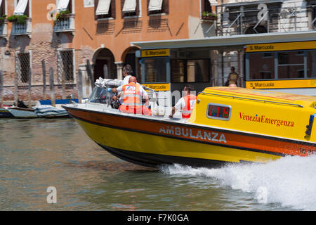 Venezia, Italia. Un ambulanza con personale medico a bordo di poteri il suo modo ad alta velocità lungo il Canal Grande. Foto Stock