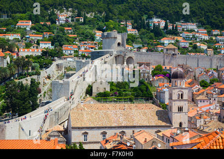 Dubrovnik, Dubrovnik-Neretva County, Croazia. Visitatori sulla passeggiata delle mura della città vecchia. Foto Stock