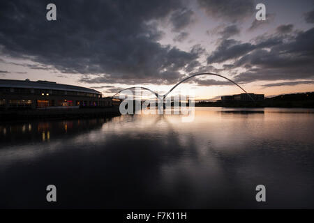 Vista del ponte di Infinity al tramonto del tempo nel quartiere di Stockton-on-Tees,North East England,UK mostra buio,presagio del cielo Foto Stock