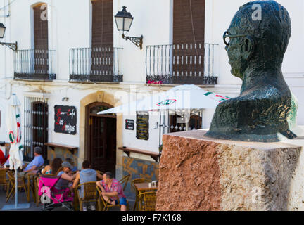 Casares, provincia di Malaga, Andalusia, Spagna meridionale. Un busto di Blas Infante si affaccia sulla vita della barra nella Plaza de España, Foto Stock