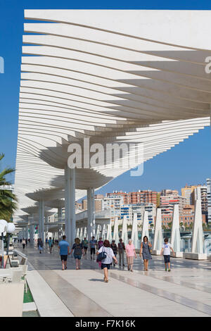 Malaga, Costa del Sol, provincia di Malaga, Andalusia, Spagna meridionale. El Muelle Onu (Dock uno). Passeggiata sul mare al porto di Malaga. Foto Stock