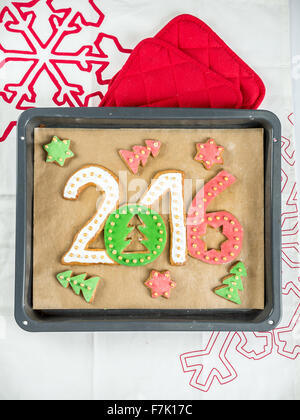 Fatti in casa a base di pan di zenzero i cookie in forma di 2016 Anno Nuovo cifre sul vassoio da forno
