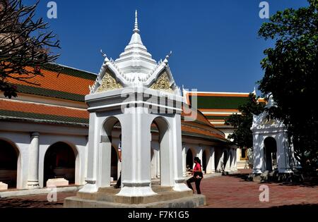 Nakhn Pathom, Thailandia: campanili con bassorilievo Buddha timpani sulla terrazza superiore al Wat Phra Pathom Chedi Foto Stock