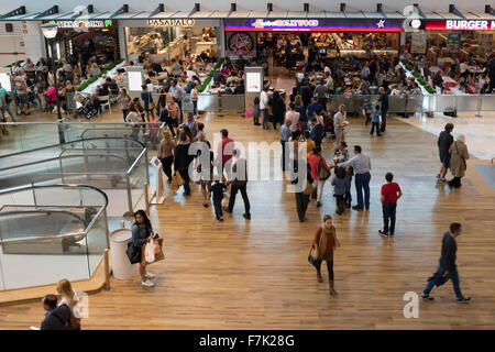 Fuengirola, Costa del Sol, provincia di Malaga, Andalusia, Spagna meridionale. Interior Miramar Parque shopping center. Ristoranti. Foto Stock