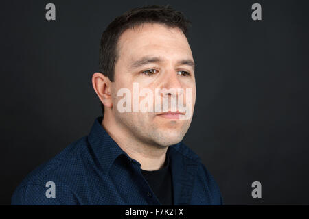 Ritratto di un uomo nel profondo del pensiero, imbronciato Foto Stock