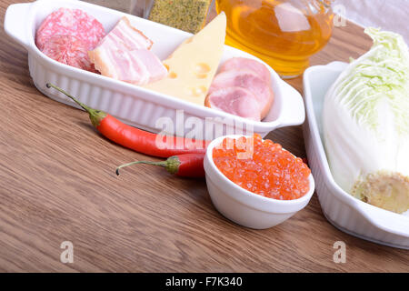 Alimenti ad alto contenuto di proteine, salsicce, formaggio, pepe rosso, caviale rosso, cavolo Foto Stock