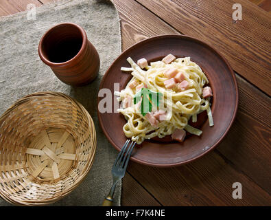 Fettuccine alla papalina - pasta con prosciutto,il Parmigiano,burro Foto Stock