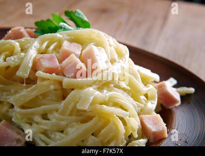 Fettuccine alla papalina - pasta con prosciutto,il Parmigiano,burro Foto Stock