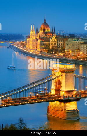Parlamento ungherese - Vista sul Ponte delle Catene e il Palazzo del Parlamento, il fiume Danubio, Budapest, Ungheria Foto Stock