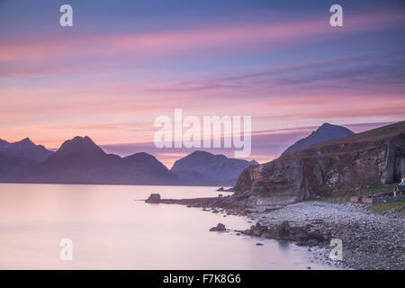 Rosa Cielo di tramonto sulle montagne e lago calmo, Elgol, Skye, Scozia Foto Stock