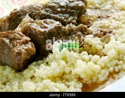 Kusksu - Libyan cuscus piccante con manzo e verdure.Cucina Libanese Foto Stock