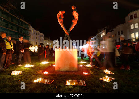 Brighton, Regno Unito. Il 1 dicembre del 2015. La gente della comunità gay e sostenitori osservare la Giornata Mondiale contro l AIDS tenendo una candela accesa veglia in memoria di coloro che sono morti per la malattia di fronte all'AIDS Memorial Sculpture a Brighton, Regno Unito, martedì 1 dicembre, 2015. Credito: Luca MacGregor/Alamy Live News Foto Stock