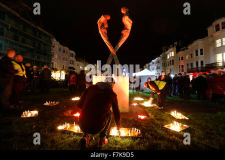 Brighton, Regno Unito. Il 1 dicembre del 2015. La gente della comunità gay e sostenitori osservare la Giornata Mondiale contro l AIDS tenendo una candela accesa veglia in memoria di coloro che sono morti per la malattia di fronte all'AIDS Memorial Sculpture a Brighton, Regno Unito, martedì 1 dicembre, 2015. Credito: Luca MacGregor/Alamy Live News Foto Stock