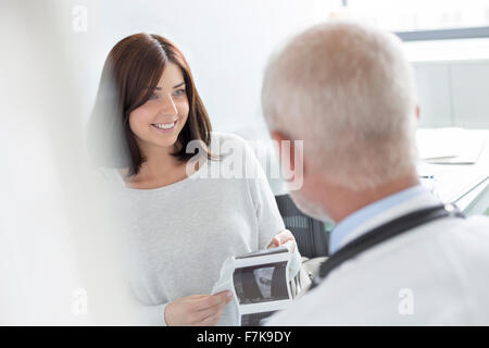 Il medico e il paziente guardando a ultrasuoni raggi x nell'ufficio del medico Foto Stock