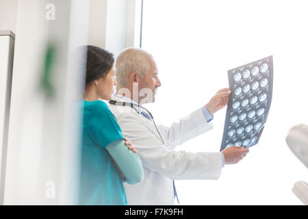 Medico e infermiere rivedendo i raggi x nell'ufficio del medico Foto Stock