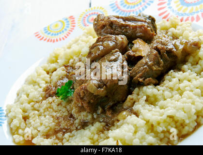 Kusksu - Libyan cuscus piccante con manzo e verdure.Cucina Libanese Foto Stock