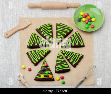 Capodanno e Natale gingerbread alberi (zenzero e miele biscotti) decorato con smalto verde e confetti colorati. Foto Stock