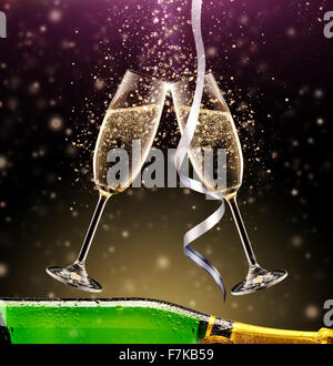 Bicchieri di champagne con bottiglia su sfondo scuro Foto Stock