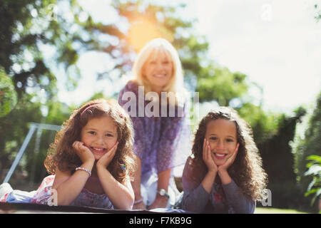 Ritratto di nonna sorridente con twin nipoti in posizione di parcheggio Foto Stock