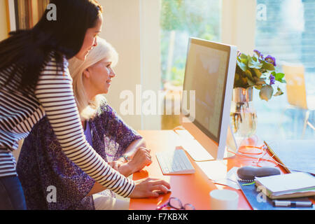 Madre e figlia tramite il computer Foto Stock