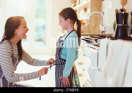 Madre di legatura sulla catenaria figlia in cucina Foto Stock