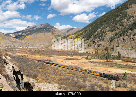 Durango & Silverton Narrow Gauge Railroad treno a vapore lungo il Fiume Animas nel sudovest di Colorado. Foto Stock