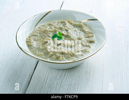 Koottu - Tamil aggiunto vegetale piatto di lenticchie. A sud la cucina indiana Foto Stock