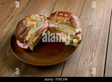 Muffuletta - tipo di round siciliano pane di sesamo e un sandwich popolare,New Orleans, Louisiana Foto Stock