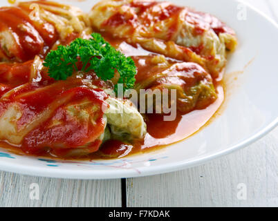 Sarma - piatto di uva, cavolo, del fratello di rabarbaro o foglie di bietole laminati . cucine ex impero ottomano dal Medio Oriente Foto Stock