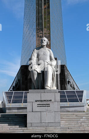 Statua di Konstantin Tsiolkovsky nella parte anteriore del padiglione di spazio sotto il Monumento ai conquistatori di spazio a Mosca. Foto Stock