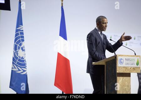 Le Bourget, Francia. 30 Novembre, 2015. Stati Uniti Il presidente Barack Obama affronta la sessione plenaria del COP21, la Conferenza delle Nazioni Unite sul Cambiamento Climatico presso il Parc des Expositions Novembre 30, 2015 al di fuori di Parigi a Le Bourget, Francia. Foto Stock