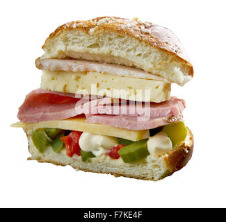 Muffuletta - tipo di round siciliano pane di sesamo e un sandwich popolare,New Orleans, Louisiana Foto Stock