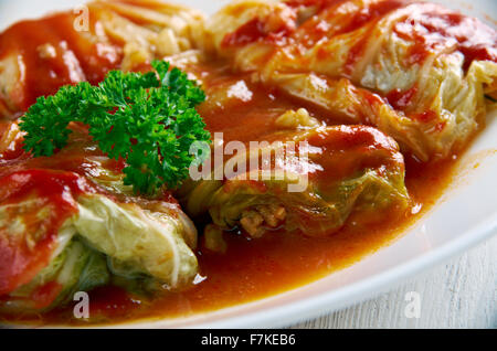 Sarma - piatto di uva, cavolo, del fratello di rabarbaro o foglie di bietole laminati . cucine ex impero ottomano dal Medio Oriente Foto Stock