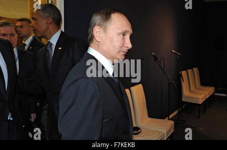 Il presidente russo Vladimir Putin entra nella sala riunioni per un incontro bilaterale con gli Stati Uniti Il presidente Barack Obama a margine della COP21, la Conferenza delle Nazioni Unite sul Cambiamento Climatico Novembre 30, 2015 a Parigi - Le Bourget, Francia. Foto Stock