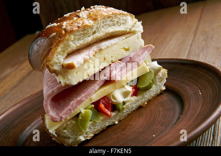 Muffuletta - tipo di round siciliano pane di sesamo e un sandwich popolare,New Orleans, Louisiana Foto Stock