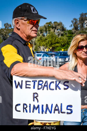 L'uomo bianco con sprezzanti della lettura del segno "Wetbacks R' delinquenti supporta insulti razziali a Donald Trump rally a Sarasota, Florida, Stati Uniti d'America Foto Stock