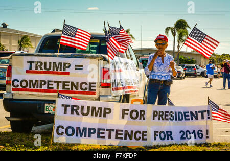 Il fumo di sigaretta granny con supporto di segnaletica Donald Trump per Presidente assiste candidato repubblicano la politica dei rally in FL Foto Stock