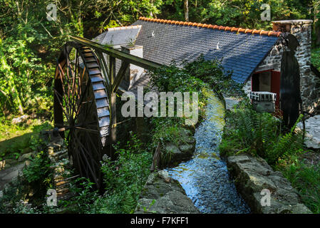 Moulin de Kériolet, mulino ad acqua nella foresta a Beuzec-Cap-Sizun, Finistère Bretagna, Francia Foto Stock