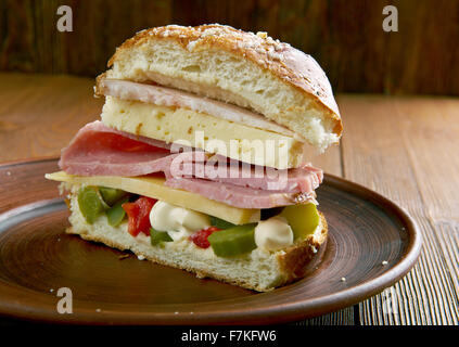 Muffuletta - tipo di round siciliano pane di sesamo e un sandwich popolare,New Orleans, Louisiana Foto Stock