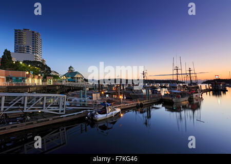 Fronte porto e marina all'alba, di Nanaimo, Isola di Vancouver, British Columbia Foto Stock
